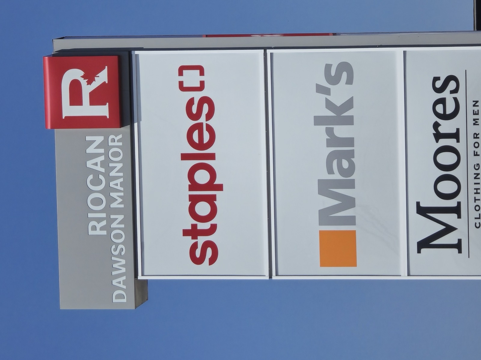 Pylon sign cladding with straight cabinet edges and a folded cap corner